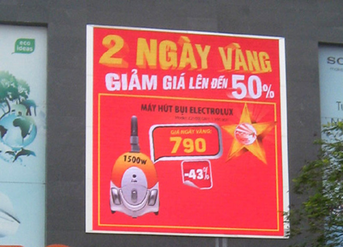 5. Loạn điểm vàng trong ngày vàng khuyến mãi. Theo khảo sát của PV ngoài 20 điểm vàng đã đăng kí lên Sở Công thương, tại các tuyến đường như Cầu Giấy, Xuân Thủy, Nguyễn Thái Học… mặc dù không ghi “điểm vàng” nhưng nhiều cửa hàng có treo biển “2 ngày vàng” để thu hút người tiêu dùng. 5. Loạn điểm vàng trong ngày vàng khuyến mãi. Theo khảo sát của PV ngoài 20 điểm vàng đã đăng kí lên Sở Công thương, tại các tuyến đường như Cầu Giấy, Xuân Thủy, Nguyễn Thái Học… mặc dù không ghi “điểm vàng” nhưng nhiều cửa hàng có treo biển “2 ngày vàng” để thu hút người tiêu dùng.