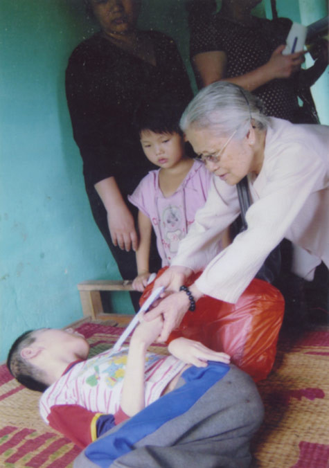 Bà Chi thường giấu con, tích góp những khoản tiền lương tiết kiệm ít ỏi, cộng với tiền người thân biếu tặng trong các dịp lễ tết, đình đám để đi làm từ thiện