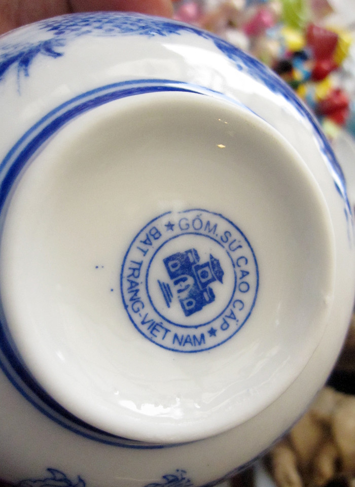 Đến bao giờ thì khách đến với chợ gốm sứ Bát Tràng mới có thể yên tâm để mua những mặt hàng được gắn thương hiệu rõ ràng như thế này? Và không ít du khách đến với làng gốm truyền thống Bát Tràng không khỏi chua xót khi đặt dấu hỏi: "Vì sao những người làm gốm ở Bát Tràng lại coi rẻ thương hiệu của mình đến thế khi để gốm sứ Trung Quốc "xâm chiếm" hầu hết các gian hàng trong chợ gốm?".