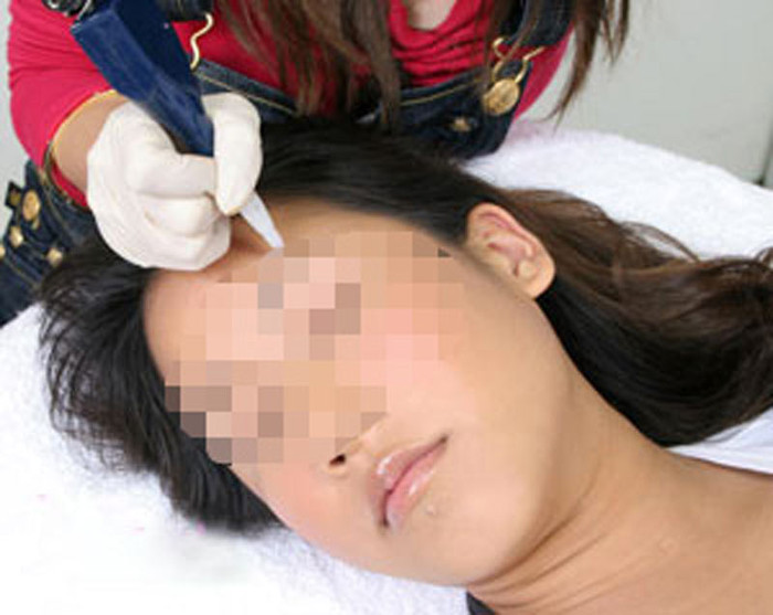 Thanh tra Sở Y tế cho rằng: Các của hàng xăm, trổ chui rất khó quản lý. Trên địa bàn Hà Nội, các thẩm mỹ viện, trung tâm làm đẹp được phép hành nghề phun xăm bắt buộc phải có đăng ký kinh doanh hành nghề. Nếu phát hiện hành nghề chui sẽ bị đình chỉ kinh doanh. Trường hợp gây hậu quả nghiêm trọng tới sức khỏe người dân sẽ xử phạt theo quy định của pháp luật.