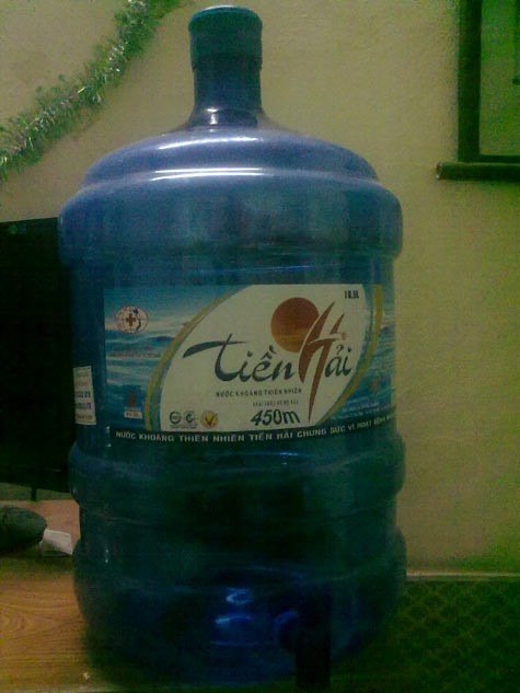 Bình nước khoáng này mới chỉ sử dụng được 21 ngày đã xuất hiện cặn trắng dưới đáy, trong khi còn hạn sử dụng được gần 3 tháng nữa. Bình nước khoáng này mới chỉ sử dụng được 21 ngày đã xuất hiện cặn trắng dưới đáy, trong khi còn hạn sử dụng được gần 3 tháng nữa.