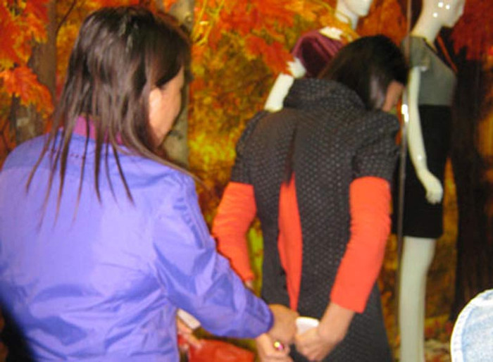 Thử đồ ngay tại vỉa hè. Thử đồ ngay tại vỉa hè.