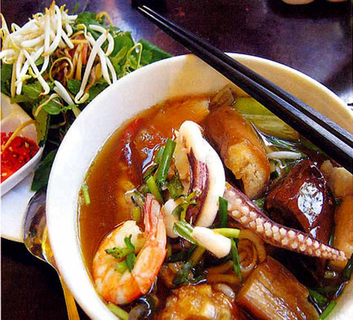 10. Bún mắm: Nam Bộ có nhiều món ăn độc đáo, nhưng phổ biến vẫn là món bún. Bún được chế biến nhiều món ăn đa dạng về hình thức, phong phú về chất lượng như: bún thịt xào, bún nem bì, bún cà ri, bún riêu cua, bún nước lèo, bún mắm... được mọi người ưa thích, từ giới bình dân cho đến kẻ giàu sang phú quý, nhưng hấp dẫn chắc vẫn là món bún mắm.