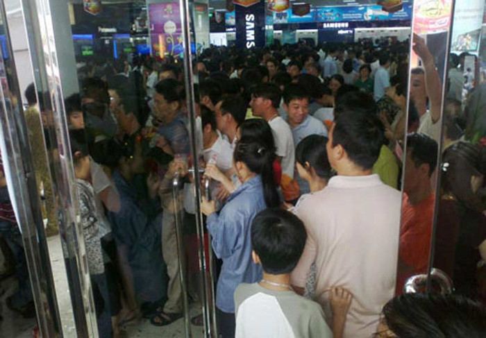 Nhiều người do không chịu nổi cảnh chen chúc, ngột ngạt vừa qua nổi cánh cửa đã phải "mở đường máu" nhanh chóng… chui ngược trở ra. (Ảnh: ICTnews) Nhiều người do không chịu nổi cảnh chen chúc, ngột ngạt vừa qua nổi cánh cửa đã phải "mở đường máu" nhanh chóng… chui ngược trở ra. (Ảnh: ICTnews)