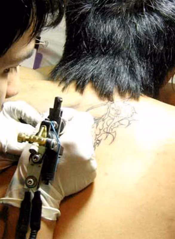 3. Xăm mình Dịch vụ này bắt đầu nở rộ ở Việt Nam một vài năm gần đây. Không ít bạn trẻ chấp nhận đau đớn, tốn kém để có hình xăm, tuy nhiên không phải ai cũng có những hình xăm thể hiện được cá tính của mình, trái lại, đôi khi, còn rước họa vào thân.