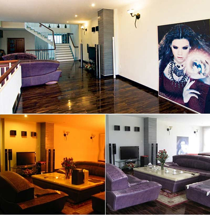 Hồ Ngọc Hà chọn màu tím là gam màu chủ đạo cho không gian phòng khách. Chiếm vị trí trung gian là bộ sofa có kích thước khá lớn, đường nét hơi cầu kỳ nhưng khá rộng rãi. Điều này dường như trùng lắp với tính phóng khoáng của cô.