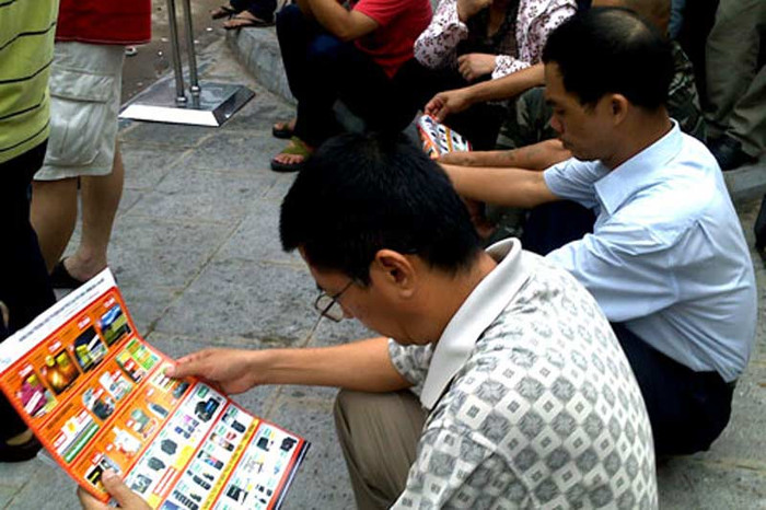 Từ thanh niên tới bậc trung niên, tất cả đều ngồi chờ chực để mua hàng (Ảnh: VNE) Từ thanh niên tới bậc trung niên, tất cả đều ngồi chờ chực để mua hàng (Ảnh: VNE)