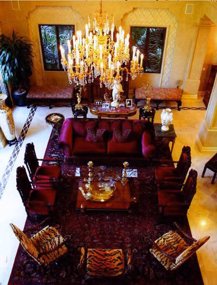 Công chúng có thể sẽ trầm trồ và ngỡ nàng với căn biệt thự của Hoa hậu Thời trang Quốc tế Ai cập Ngô Mỹ Uyên gồm 3 tầng lầu, từ trần nhà, cầu thang, phòng tắm, sân thượng, quầy bar, thang máy... Tất tật đều phản chiếu một màu vàng rực bởi lớp vàng mạ 24K.