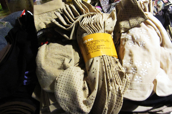 Đến gian hàng bán tất và quần áo. Khi hỏi đây là sản phẩm của nước nào thì được người chủ bán hàng rất niềm nở trả lời "hàng Trung Quốc, Hàn Quốc, Đài Loan". Còn khi hỏi hàng Việt Nam đâu, chủ gian hàng ấp úng một lúc rồi nói hàng Việt Nam em chưa có. Đến gian hàng bán tất và quần áo. Khi hỏi đây là sản phẩm của nước nào thì được người chủ bán hàng rất niềm nở trả lời "hàng Trung Quốc, Hàn Quốc, Đài Loan". Còn khi hỏi hàng Việt Nam đâu, chủ gian hàng ấp úng một lúc rồi nói hàng Việt Nam em chưa có.