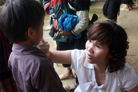 Chị Nguyễn Thị Anh Đào (Viện Nghiên cứu thiết bị chế tạo máy Nông nghiệp) chăm chút cho từng em nhỏ, trìu mến yêu thương như những đứa con của mình. Chị Nguyễn Thị Anh Đào (Viện Nghiên cứu thiết bị chế tạo máy Nông nghiệp) chăm chút cho từng em nhỏ, trìu mến yêu thương như những đứa con của mình.