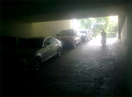 Với kiểu để xe tận dụng diện tích như thế này, mỗi lần đi vào tầng hầm để xe của tòa nhà chung cư 93 Lò Đúc, người dân đều rất lo lắng, bởi chỉ cần xe đứt tay phanh sẽ rất nguy hiểm tới tính mạng. (Ảnh: Giáo Dục Việt Nam) Với kiểu để xe tận dụng diện tích như thế này, mỗi lần đi vào tầng hầm để xe của tòa nhà chung cư 93 Lò Đúc, người dân đều rất lo lắng, bởi chỉ cần xe đứt tay phanh sẽ rất nguy hiểm tới tính mạng. (Ảnh: Giáo Dục Việt Nam)