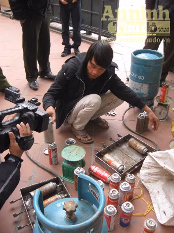Với mỗi một bình gas loại 12kg, hàng ngày, “xưởng” chiết gas sẽ “chế” ra được khoảng 80 bình gas mi-ni. Đáng nói, “công nghệ” sang chiết gas này sử dụng hoàn toàn thủ công, tiềm ẩn nguy cơ cháy nổ khủng khiếp. (Ảnh: An ninh thủ đô)