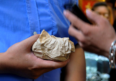 Nhiều người đổ xô đi mua vàng khi thấy vàng hạ giá (Ảnh: VNE)