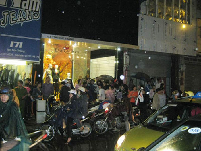 Như một hệ quả tất yếu, cảnh tắc đường lại xảy ra. Như một hệ quả tất yếu, cảnh tắc đường lại xảy ra.