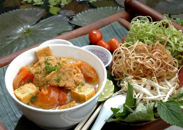 8. Bún riêu cua: Đây cũng là một món ăn đặc sản của người Hà Nội. Món ăn này gồm "bún" (bún rối hoặc bún lá) và "riêu cua". Muốn ăn bún riêu cua “xịn”, bạn có thể qua Thường Tín để thưởng thức.