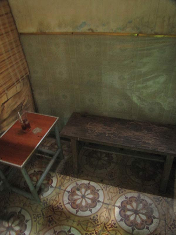 Mỗi chuồng chỉ có một chiếc bàn nhỏ và chiếc ghế gỗ cáu bẩn đủ chỗ cho 2 người. Chủ quán cho biết: Giá đồ uống ở đây khá rẻ, mỗi ly nước có giá chưa đến 20.000 đồng. Sau khi đưa nước uống tới cho khách, chủ quán nhanh chóng buông mành, rút lui, nhường lại cả thế giới riêng tư là của khách. Mỗi chuồng chỉ có một chiếc bàn nhỏ và chiếc ghế gỗ cáu bẩn đủ chỗ cho 2 người. Chủ quán cho biết: Giá đồ uống ở đây khá rẻ, mỗi ly nước có giá chưa đến 20.000 đồng. Sau khi đưa nước uống tới cho khách, chủ quán nhanh chóng buông mành, rút lui, nhường lại cả thế giới riêng tư là của khách.