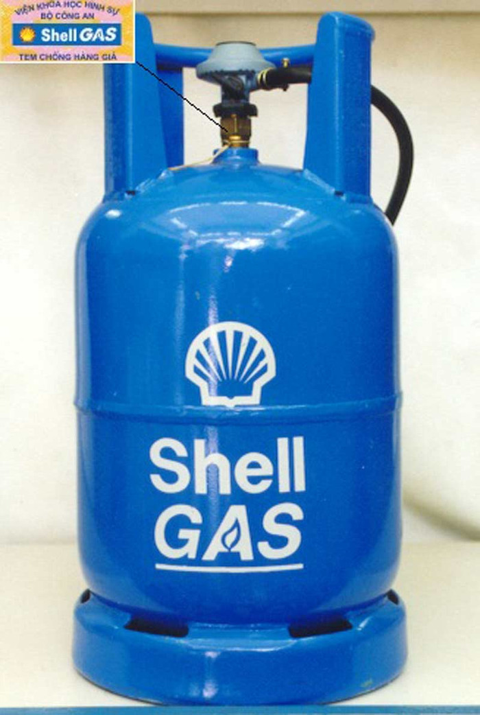 8. Tem chống hàng giả Shell Gas được sản xuất với công nghệ in tiên tiến được phát hành và quản lý bởi Viện Khoa Học Hình Sự – Bộ Công An. Ngoài phần in nhận dạng bằng mắt thường, tem có đặc điểm chống giả là logo Shell hình vỏ sò chỉ phát quang dưới ánh đèn tia cực tím. Bằng cách này người tiêu dùng có thể ngay lập tức xác định đó là bình gas chính hãng của Shell hay là gas lậu. Tem sẽ được dán trên 2 sản phẩm đang bán trên thị trường: Gas dành cho gia đình –loại bình 12kg và 11,5kg, và gas bếp công nghiệp – loại bình 45kg. Cách làm này của Shell Gas được tin tưởng là sẽ đem lại hiệu quả chống lại gas giả và hy vọng sẽ được áp dụng rộng rãi hơn trên thị trường. 8. Tem chống hàng giả Shell Gas được sản xuất với công nghệ in tiên tiến được phát hành và quản lý bởi Viện Khoa Học Hình Sự – Bộ Công An. Ngoài phần in nhận dạng bằng mắt thường, tem có đặc điểm chống giả là logo Shell hình vỏ sò chỉ phát quang dưới ánh đèn tia cực tím. Bằng cách này người tiêu dùng có thể ngay lập tức xác định đó là bình gas chính hãng của Shell hay là gas lậu. Tem sẽ được dán trên 2 sản phẩm đang bán trên thị trường: Gas dành cho gia đình –loại bình 12kg và 11,5kg, và gas bếp công nghiệp – loại bình 45kg. Cách làm này của Shell Gas được tin tưởng là sẽ đem lại hiệu quả chống lại gas giả và hy vọng sẽ được áp dụng rộng rãi hơn trên thị trường.