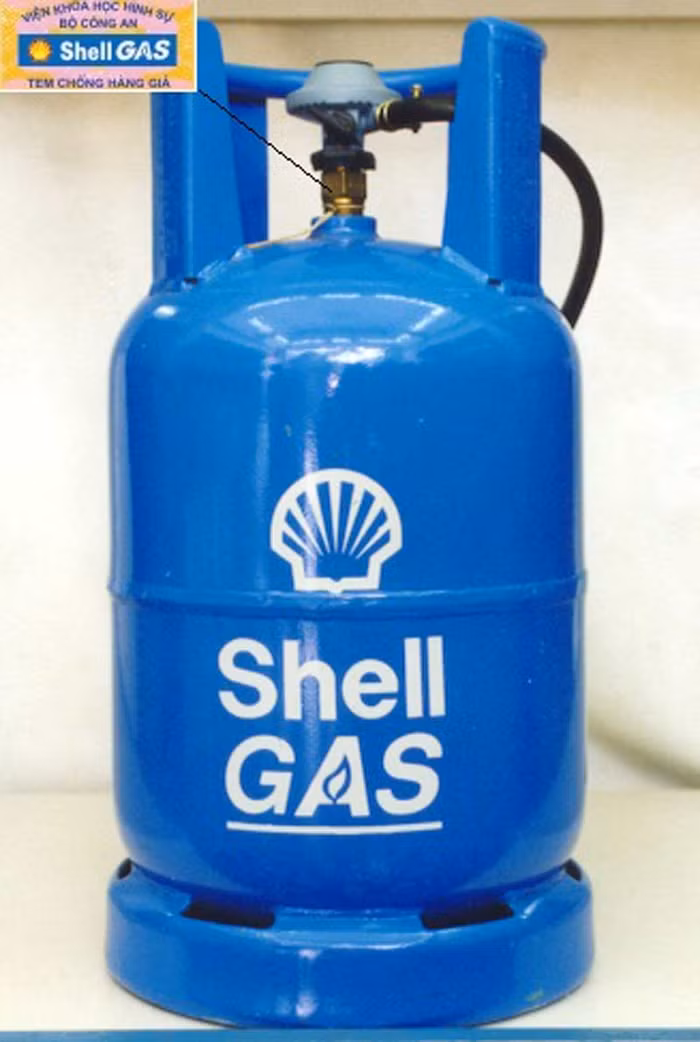 8. Tem chống hàng giả Shell Gas được sản xuất với công nghệ in tiên tiến được phát hành và quản lý bởi Viện Khoa Học Hình Sự – Bộ Công An. Ngoài phần in nhận dạng bằng mắt thường, tem có đặc điểm chống giả là logo Shell hình vỏ sò chỉ phát quang dưới ánh đèn tia cực tím. Bằng cách này người tiêu dùng có thể ngay lập tức xác định đó là bình gas chính hãng của Shell hay là gas lậu. Tem sẽ được dán trên 2 sản phẩm đang bán trên thị trường: Gas dành cho gia đình –loại bình 12kg và 11,5kg, và gas bếp công nghiệp – loại bình 45kg. Cách làm này của Shell Gas được tin tưởng là sẽ đem lại hiệu quả chống lại gas giả và hy vọng sẽ được áp dụng rộng rãi hơn trên thị trường.