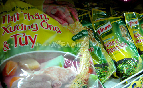 Thành phần "thịt thăn, xương ống" trong 1 gói hạt nêm chiếm không đến 2%, còn lại chủ yếu là tinh bột sắn, bột bắp, muối, đường, chất điều vị, chất màu tổng hợp. Thành phần "thịt thăn, xương ống" trong 1 gói hạt nêm chiếm không đến 2%, còn lại chủ yếu là tinh bột sắn, bột bắp, muối, đường, chất điều vị, chất màu tổng hợp.