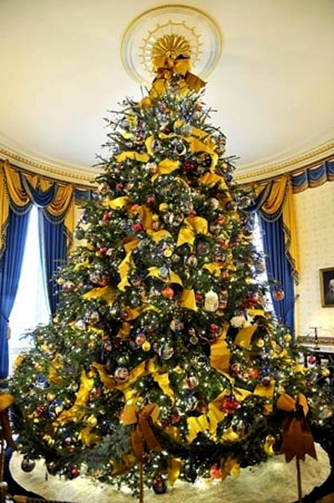 Bình thường, một cây thông chừng 4 – 4,5m mua vào đã có giá trung bình khoảng 3 triệu đồng, để thuê thêm trang trí, người tiêu dùng sẽ phải đầu tư thêm vài ba triệu, tổng số tiền chi trả khoảng 7 triệu đồng.