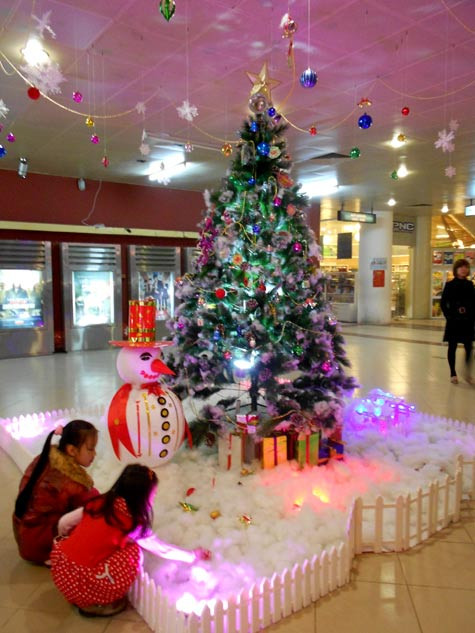 Không cầu kỳ nhiều quả châu, quả thông, trống vàng, chuông đôi, xu hướng năm nay mọi nhà đều thích thật nhiều quà, hộp quà được xếp khắp dưới gốc cây, trên cành tạo sự sung túc, đủ đầy.