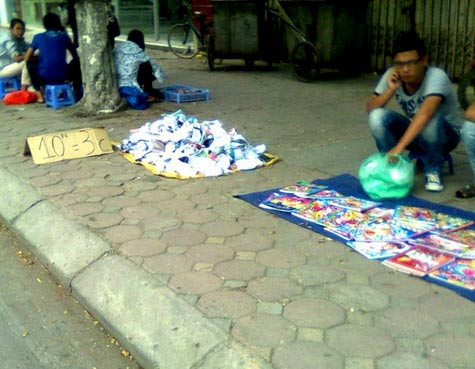 "Chẳng biết chính xác ở đâu, người ta cứ mang hàng đến, mình nhận thôi" - Các tiểu thương buôn bán khẩu trang nơi vỉa hè, chợ cóc đều thừa nhận như vậy! "Chẳng biết chính xác ở đâu, người ta cứ mang hàng đến, mình nhận thôi" - Các tiểu thương buôn bán khẩu trang nơi vỉa hè, chợ cóc đều thừa nhận như vậy!