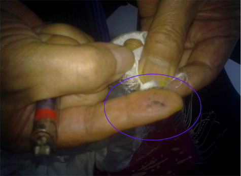 Nếu đốt, vải tạo thành muội đen và có mùi khét mới đúng là lụa tơ tằm chính hiệu.