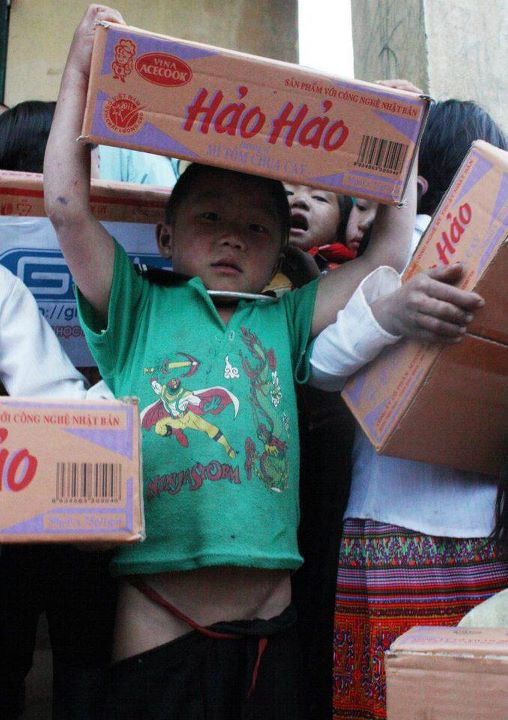 "Ước gì trẻ em Kim Bon không có em nào phải buộc túm tó cái quần để treo lên cổ (quần mất khuy)..." "Ước gì trẻ em Kim Bon không có em nào phải buộc túm tó cái quần để treo lên cổ (quần mất khuy)..."