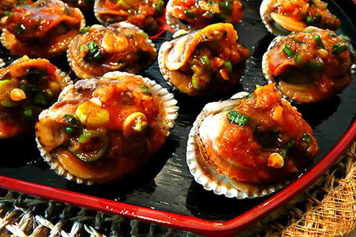 9. Sò huyết: Có thể nói đây là một món ăn tuyệt hảo.Thế nhưng trong sò chứa rất nhiều các loại vi khuẩn và virus gây bệnh. Sò huyết mang trong mình vi khuẩn viêm gan và thương hàn. Mặc dù chúng ta luộc sò huyết và cho sôi nhanh song vẫn không ngăn được những mầm bệnh chết người có trong sò huyết, bao gồm cả bệnh lị. Lời khuyên tốt nhất bạn nên tìm nên những nhà hàng uy tín để tránh được những mối lo về an toàn thực phẩm. 9. Sò huyết: Có thể nói đây là một món ăn tuyệt hảo.Thế nhưng trong sò chứa rất nhiều các loại vi khuẩn và virus gây bệnh. Sò huyết mang trong mình vi khuẩn viêm gan và thương hàn. Mặc dù chúng ta luộc sò huyết và cho sôi nhanh song vẫn không ngăn được những mầm bệnh chết người có trong sò huyết, bao gồm cả bệnh lị. Lời khuyên tốt nhất bạn nên tìm nên những nhà hàng uy tín để tránh được những mối lo về an toàn thực phẩm.