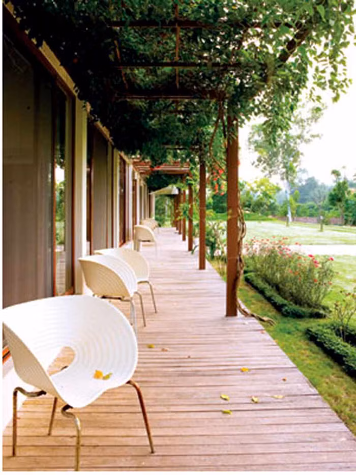 "Chuyển nhà về ngoại thành là cách để gia đình tôi tận hưởng thiên nhiên nhiều hơn, nhưng hoài cổ không có nghĩa là sống tách biệt với sự hiện đại", Mỹ Linh tâm sự về cuộc sống của gia đình tại Sóc Sơn, Hà Nội.