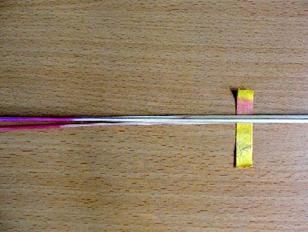 Cho thử với giấy quỳ, giấy quỳ đổi sang màu đỏ tía: chứng tỏ trong chân nhang có axit. Về lâu dài, nếu tiếp xúc thường xuyên với hóa chất và công nghệ làm nhang này, người làm và cả người tiêu dùng có nguy cơ bị mờ mắt, thị lực giảm xuống thậm chí có thể gây mù lòa và nhiều khả năng gây ung thư.