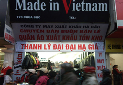Mới chớm đông, Made in Vietnam đã rầm rộ xả hàng thu hút nhiều khách tiêu dùng.