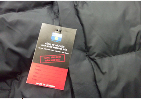 Nhiều hàng tồn kho được bán, có thông báo rõ trên nhãn mác.