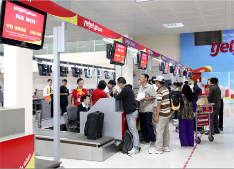 Với nhu cầu đi lại tăng cao trong mùa cao điểm cận Tết, tình trạng "cò vé" máy bay đã diễn ra. Khách hàng nên tới quầy vé chính hãng để mua được giá gốc.