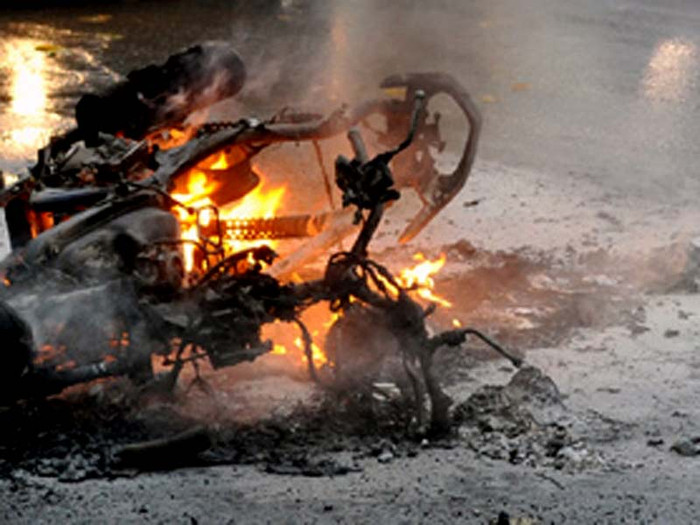 2. Xe Honda liên tục bốc cháy, người tiêu dùng đặt dấu hỏi về chất lượng. Khoảng 7giờ sáng 27/10 vừa qua, chiếc xe Honda Air Blade đang lưu thông trên phố Hai Bà Trưng, đoạn trước cửa TAND thành phố Hà Nội, bỗng dưng bốc cháy ngùn ngụt. 2. Xe Honda liên tục bốc cháy, người tiêu dùng đặt dấu hỏi về chất lượng. Khoảng 7giờ sáng 27/10 vừa qua, chiếc xe Honda Air Blade đang lưu thông trên phố Hai Bà Trưng, đoạn trước cửa TAND thành phố Hà Nội, bỗng dưng bốc cháy ngùn ngụt.