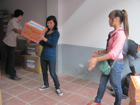 Nhiều nhà hảo tâm đã đến trụ sở tòa soạn báo từ rất sớm để sẵn sàng lên đường.