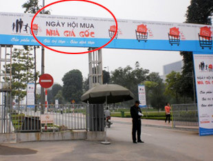 Tất cả các băng rôn, phông phướn, tờ rơi, giấy mời, thẻ ban tổ chức đều in lớn dòng chữ “Ngày hội mua nhà giá gốc”. Tất cả các băng rôn, phông phướn, tờ rơi, giấy mời, thẻ ban tổ chức đều in lớn dòng chữ “Ngày hội mua nhà giá gốc”.