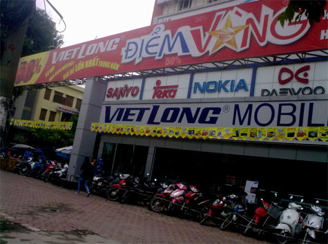 Không ít người tiêu dùng băn khoăn: Tại sao Việt Long được chọn, trong khi những siêu thị lớn, chất lượng hàng hóa và dịch vụ tốt, có mức khuyến mại “khủng” như Trần Anh hay Nguyễn Kim lại không lọt vào danh sách 20 "điểm vàng"?