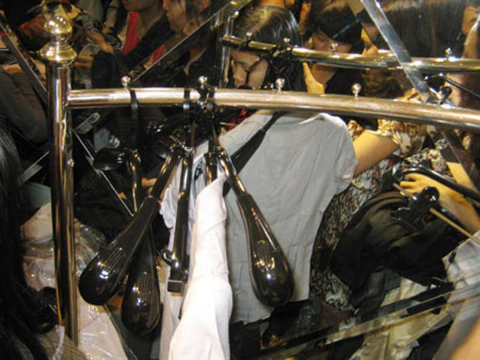 Khu vực trưng bày quần áo chưa đến giờ khuyến mãi đã chỉ còn lại móc và một, hai chiếc áo không mấy bắt mắt. Khu vực trưng bày quần áo chưa đến giờ khuyến mãi đã chỉ còn lại móc và một, hai chiếc áo không mấy bắt mắt.