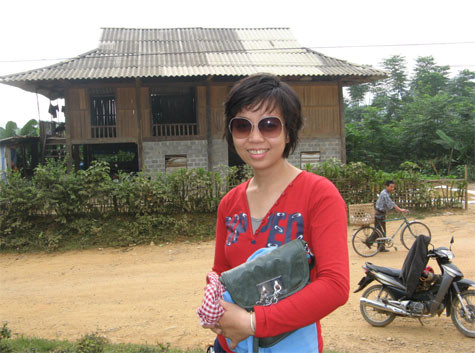 Bạn Chu Quỳnh Giang (làm việc tại Hệ thống trái cây tươi Klever Juice): Chuyến đi này thực sự rất thú vị, tôi vừa được thăm quan du lịch, biết được một điểm đến mới với đời sống thường nhật của đồng bào dân tộc miền núi, vừa được trải nghiệm những cảm xúc thật đặc biệt. (Ảnh: Xuân Trung) Bạn Chu Quỳnh Giang (làm việc tại Hệ thống trái cây tươi Klever Juice): Chuyến đi này thực sự rất thú vị, tôi vừa được thăm quan du lịch, biết được một điểm đến mới với đời sống thường nhật của đồng bào dân tộc miền núi, vừa được trải nghiệm những cảm xúc thật đặc biệt. (Ảnh: Xuân Trung)