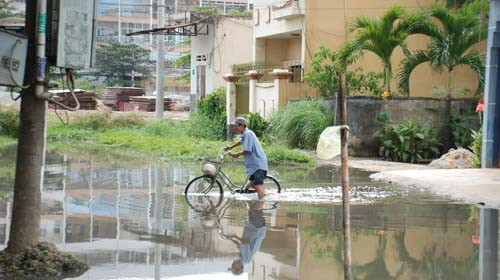 Con đường xung quanh chung cư 95 Căn ngập sâu trong nước thải. (Ảnh: Tuổi trẻ). Con đường xung quanh chung cư 95 Căn ngập sâu trong nước thải. (Ảnh: Tuổi trẻ).