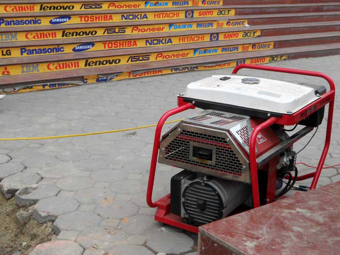 Siêu thị đã phải khắc phục tình trạng mất điện bất thường bằng 3 chiếc máy phát điện, đẩy chi phí vận hành lên cao.