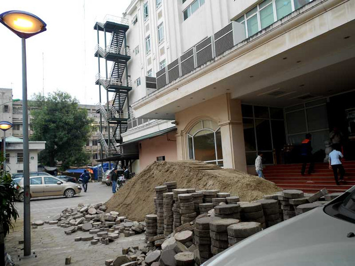 Không chỉ phía trước siêu thị bị đào, bới mà phía sau siêu thị, ở công vào cũng diễn ra tình trạng tương tự.