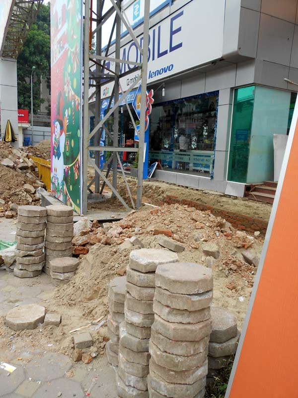 Không chỉ cắt điện, bên cho thuê Vinaconex - Sơn Hà còn đào hè gây khó khăn cho việc đi lại của người dân muốn vào siêu thị tham quan, mua sắm.