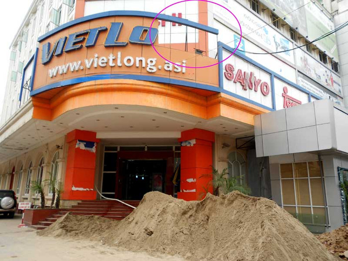 Thêm vào đó, siêu thị điện máy Việt Long phản ánh: Vinaconex - Sơn Hà còn thuê người lạ tháo gỡ biển quảng cáo của chúng tôi vào đầu hoặc cuối giờ kinh doanh gây ảnh hưởng về hình ảnh, thương hiệu của Việt Long trong mắt người tiêu dùng.