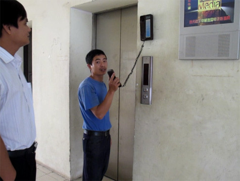 Người dân đang cố gắng liên lạc với 3 người bị "giam" trong cầu thang máy. (Ảnh chụp ngày 20/10) Người dân đang cố gắng liên lạc với 3 người bị "giam" trong cầu thang máy. (Ảnh chụp ngày 20/10)