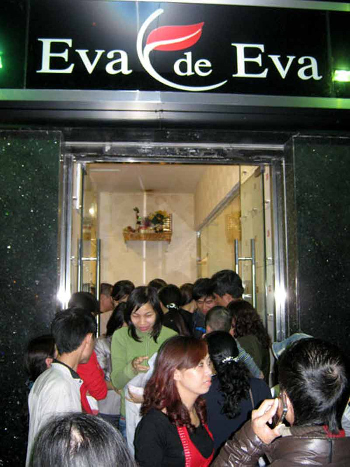 Để vào được bên trong mua hàng, người tiêu dùng cũng phải trải qua “cửa ải” tới toát mồ hôi hột. Để vào được bên trong mua hàng, người tiêu dùng cũng phải trải qua “cửa ải” tới toát mồ hôi hột.