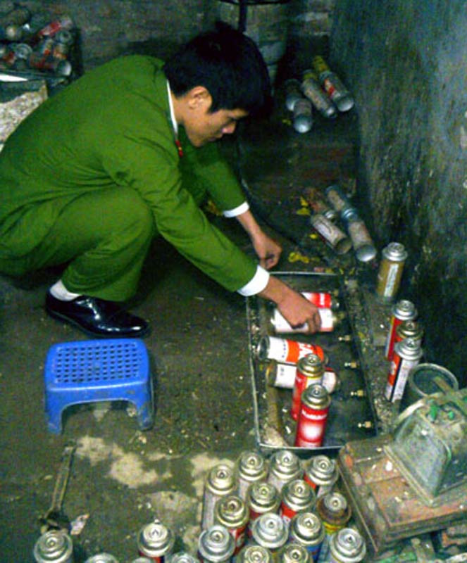 Dù việc này bị pháp luật ngăn cấm dưới mọi hình thức và các cơ quan truyền thông luôn cảnh báo, nhưng trước món lợi quá lớn - một bình gas loại 12,5kg có thể chiết ra khoảng 60 bình gas mini; một bình gas công nghiệp 45kg có thể ra chiết ra 5-6 bình gas 12,5kg nên không ít cá nhân đã bất chấp nguy hiểm, sử dụng mọi thủ đoạn, phương pháp để san chiết gas trái phép ngay trong khu dân cư. (Ảnh: Dân Trí)