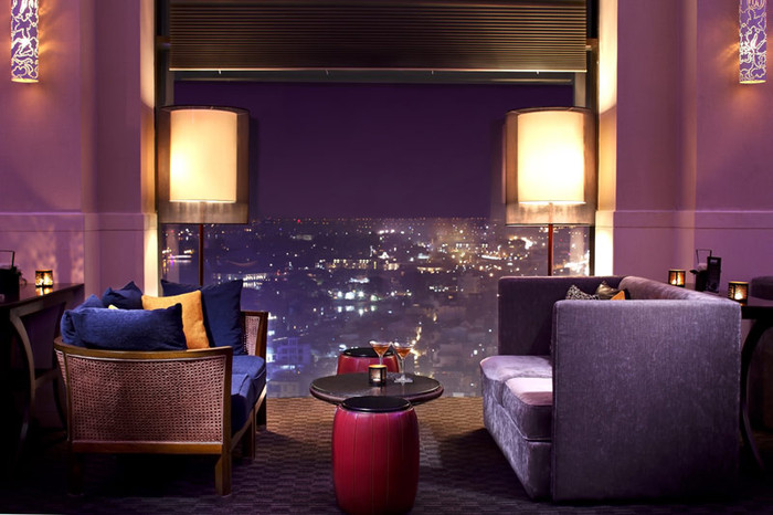 Chạng vạng hoàng hôn là thời khắc tuyệt đẹp nhất để thả mình thư giãn tại Summit Lounge. Khi những tia nắng cuối chiều ngả dần sang sắc đỏ,chân trời trên hồ Tây nhuộm một sắc tím, thả mình trên chiếc sofa bên lan can, nhâm nhi một ly cocktail đặc trưng của Summit Lounge và con người dường như bỏ lại phía sau nhịp sống vội vã nơi thành thị để đắm chìm vào không gian bao la trước mặt. Chạng vạng hoàng hôn là thời khắc tuyệt đẹp nhất để thả mình thư giãn tại Summit Lounge. Khi những tia nắng cuối chiều ngả dần sang sắc đỏ,chân trời trên hồ Tây nhuộm một sắc tím, thả mình trên chiếc sofa bên lan can, nhâm nhi một ly cocktail đặc trưng của Summit Lounge và con người dường như bỏ lại phía sau nhịp sống vội vã nơi thành thị để đắm chìm vào không gian bao la trước mặt.