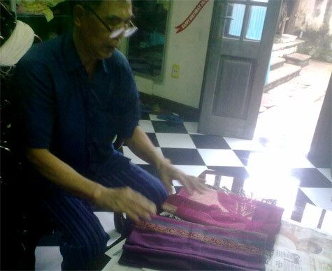 Những người làm nghề tơ lụa lâu năm cũng thừa nhận: Rất khó để phân biệt lụa Tàu (khăn bên trái) và lụa tơ tằm Hà Đông thật (khăn bên phải).